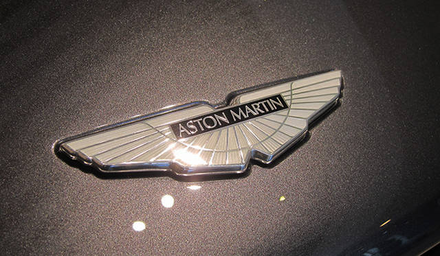 アストンマーティンのシンボルでもあるウィング・エンブレムはエナメル加工が施された純銀製をセッティング