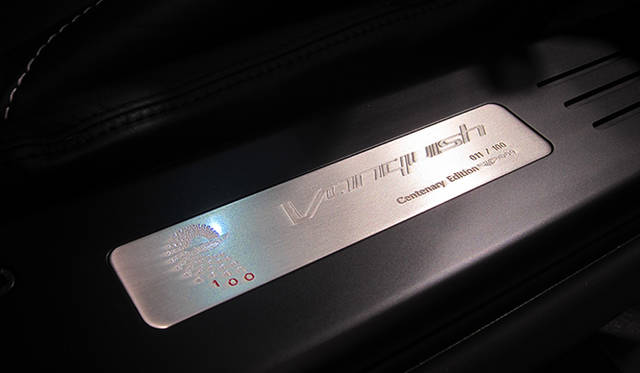 純銀製サイドシルプレートには、シリアルナンバーと、アストンマーティン100周年記念モデルであることの証明を刻印される