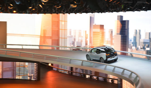 広大なブースを移動するために、BMWはi3を提供