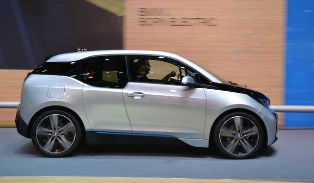 会場内の移動シャトルを兼ねて試乗走行するi3。i3は各社が提供するシャトルのなかでも大人気で、長蛇の列ができていた