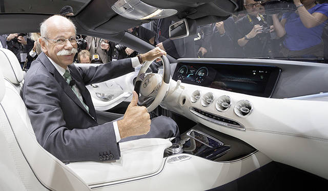 コンセプト S クラス クーペに乗り込みご機嫌な、ダイムラー社のディーター・ツェッチェ会長