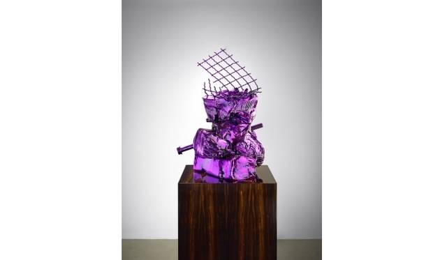 <strong>ART｜ドイツ人アーティスト、アンセルム・ライラ個展『INTO THE VOID』</strong>　Untitled, 2010bronze, chrome optics, patina, plinth with macassar wood veneer600 x 450 x 400 mm,plinth 430 x 430 x 950 mm© 2010 Anselm Reyle
