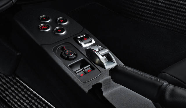 4Cはデュアルクラッチトランスミッションのみの設定のため、シフトノブは存在せず、センターコンソール上には、DNAシステムセレクターとTCTトランスミッションセレクターだけが配置される