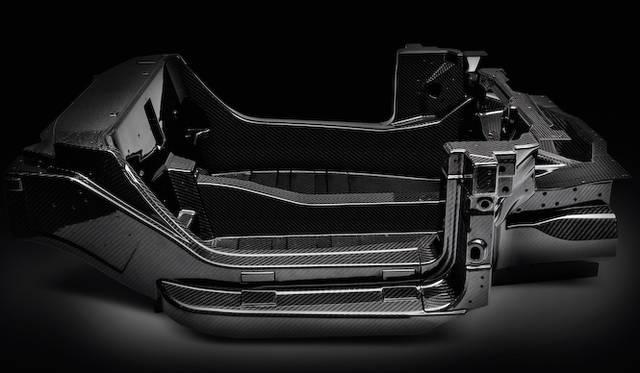 車両ボリューム全体の25パーセントを占めるカーボンモノコックタブは、たった65kgという軽量のもの