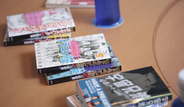 佐渡島氏が手がけたマンガ作品の数々。上から『エンゼルバンク』『ドラゴン桜』（ともに三田紀房／講談社）、『宇宙兄弟』（小山宙哉／講談社）