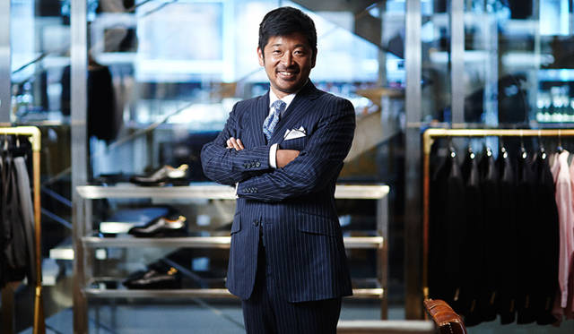 ホワイトドビーストライプのシャツは、良質の綿糸を100パーセント使用して織られているため、天然素材が本来もっている穏やかな光沢がある。シャツ2万9400円、ペン3万8850円（ともにダンヒル／リシュモン ジャパン）