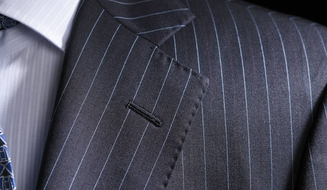 ジャケット生地のレイヤーのなかから浮かび上がるレッドのストライプは本年度から採用されたもの。ライトブルーのストライプとネイビーのコントラストに深みをプラスする