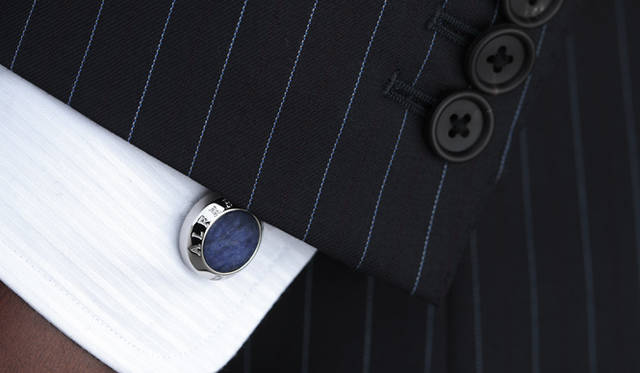 手元で存在感をはなつカフリンクス。小ぶりながら、ファインジュエリーのような上質な輝きをもつアクセサリー