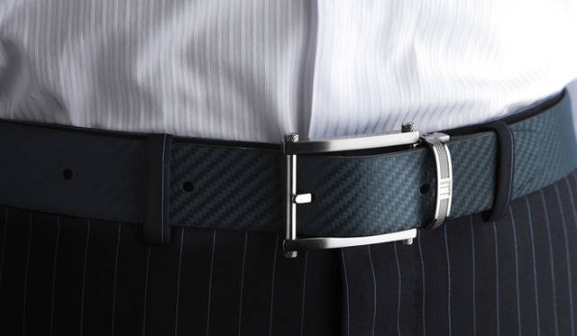 黒に近い落ち着いたネイビーのベルト。光の角度でその表情を変えるシャーシレザーにより躍動感をあたえられた
