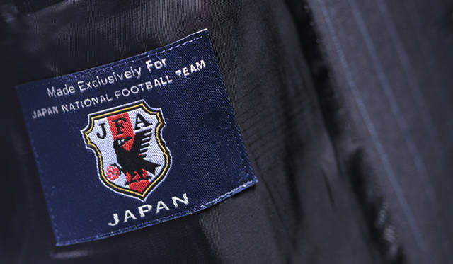 ジャケットの裏側には、サッカー日本代表チームのエンブレムを縫いつけてある。スーツにおいて公式を謳えるのはダンヒルだけだ