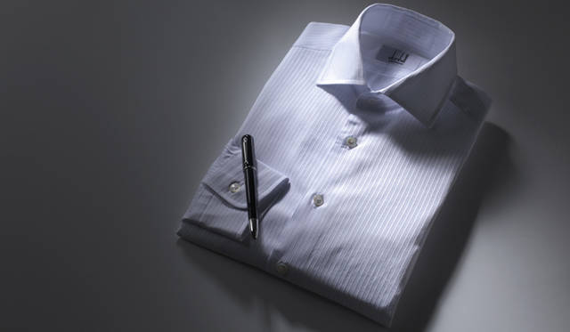 ホワイトドビーストライプのシャツは、良質の綿糸を100パーセント使用して織られているため、天然素材が本来もっている穏やかな光沢がある。シャツ2万9400円、ペン3万8850円（ともにダンヒル／リシュモン ジャパン）