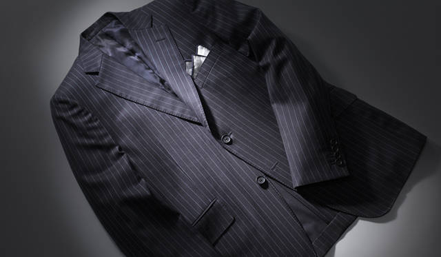 セントジェームス・フィットで製作されたジャケット。ネイビーの生地にライトブルーと生地に沈み込むようなレッドのオルタネイトストライプが入る。ジャケット19万9500円※スーツ価格、チーフ9975円（ともにダンヒル／リシュモン ジャパン）