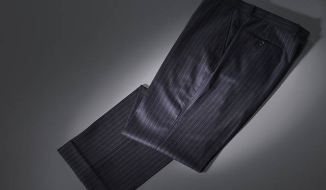 トラウザーは裾幅が広めのブリティッシュスタイル。ワンプリーツ、フラットフロントのサイドアジャスターモデルなど、ダンヒルのカスタムテーラリングで展開するすべてのモデルでオーダーが可能だ。パンツ19万9500円※スーツ価格（ダンヒル／リシュモン ジャパン）