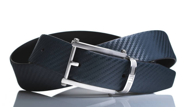 ダンヒルのシグネチャーでもあるカーボンファイバーを模して製作した「シャーシレザー」を使用。裏面にはスムースカウハイドレザーを配しており、リバーシブルでの使用が可能。バックルはヘアライン加工とポリッシュ加工を組み合わせており、金属加工技術の高さがうかがえる。ベルト2万9400円（ダンヒル／リシュモン ジャパン）