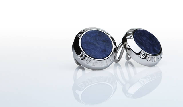 「サムライブルー」をイメージしたソーダライトを埋め込んだ、ボタンカバー・カフリンクス。手軽にカフに取り付けることができる。カフリンクス2万6250円（ダンヒル／リシュモン ジャパン）