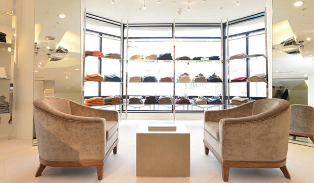 バーニーズ　ニューヨーク新宿店6階　コンテンポラリーカジュアルウェア（ヤコブ コーエン、インコテックス、ピーティー ゼロウーノなど）