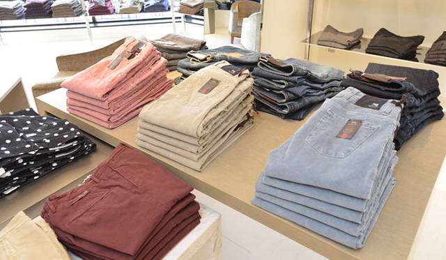バーニーズ　ニューヨーク新宿店6階　“パンツ”は人気ブランドを各種取り揃えて約600本という圧巻の品揃え