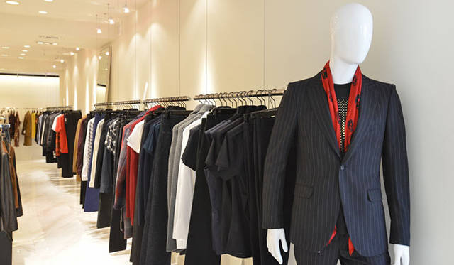 バーニーズ　ニューヨーク新宿店7階　デザイナーコレクション（アレキサンダーマックイーン、メゾン マルタン マルジェラ、ジル サンダ―、ドリス ヴァン ノッテン、モンクレール ガム ブルー、ランバン、ティム コペンズなど）