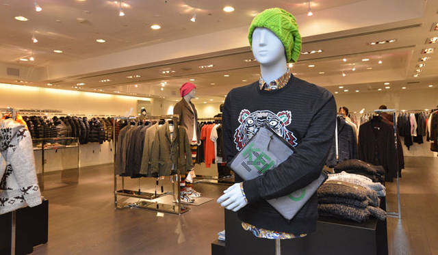 バーニーズ　ニューヨーク新宿店8階　スポーツウェア ブランド（アクネ、サカイ、ドクター ロマネリ、トッド スナイダー、スロウガン、ケンゾーなど）