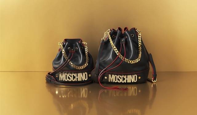 <strong>MOSCHINO｜30周年記念の限定コレクションを発表</strong>　レザーバッグ(黒、小)　9万4000円　レザーバッグ(黒、中)　10万9000円　