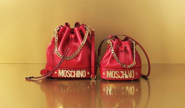 <strong>MOSCHINO｜30周年記念の限定コレクションを発表</strong>　レザーバッグ(赤、中)　10万9000円　レザーバッグ(赤、小)　9万4000円