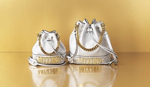 <strong>MOSCHINO｜30周年記念の限定コレクションを発表</strong>　レザーバッグ(白、小)　9万4000円　レザーバッグ(白、中)　10万9000円