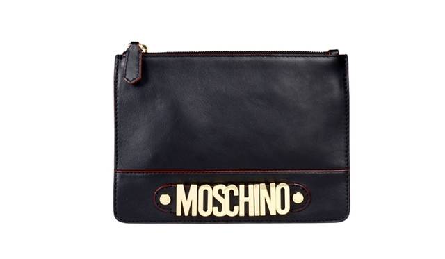 <strong>MOSCHINO｜30周年記念の限定コレクションを発表</strong>　ポシェット・クラッチバッグ　黒　2万8000円
