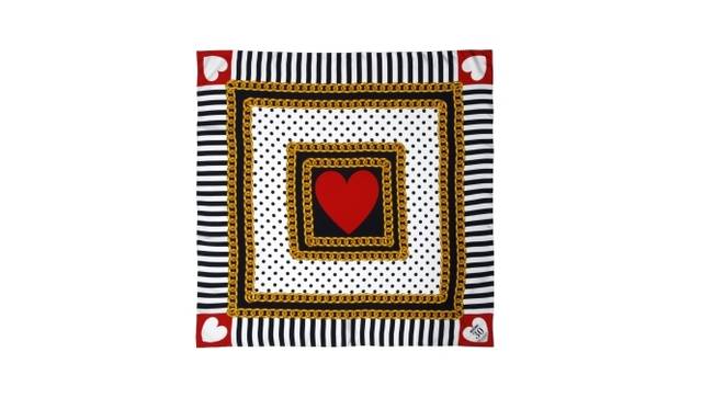 <strong>MOSCHINO｜30周年記念の限定コレクションを発表</strong>　スカーフ　2万円