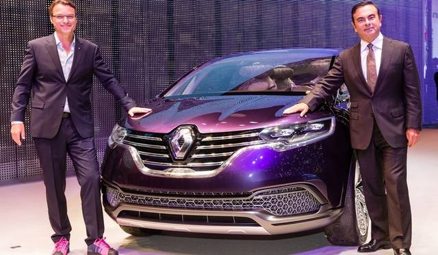 ルノーのデザイン戦略「サイクル・オブ・ライフ」を手がけるデザイナーのローレンス ヴァン デン アッカー氏と、ルノー取締役会長兼CEO、カルロス ゴーン氏