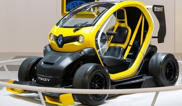 ルノーの2人乗り超小型電気自動車「Twizy」を、F1などを管轄するモータースポーツ部門「ルノー スポール」がチューンをおこなったレーシングコンセプトカー「Twizy ルノー・スポール F1」。実際のF1マシン同様に「KERS」を搭載し、約14秒間、通常時の4.7倍もの80psを発揮することができる。