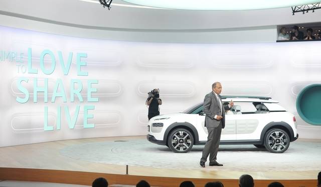 「カクタス」ワールドプレミアの壇上に上がる、シトロエンCEO フレデリック・バンゼ氏