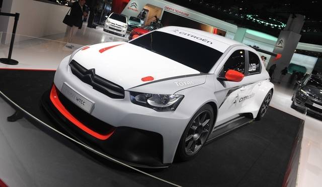 2014年シーズンからいよいよWTCC（世界ツーリングカー選手権）に出場するシトロエンは、参戦マシンとなる「C エリーゼWTCC」を展示。新興国向けの4ドアセダン「C エリーゼ」をベースとするレーシングカーだ。ステアリングを握るのはWRCで9年連続ドライバーチャンピオンに輝き、Xゲームやパイクスピークで優勝。ル・マン24時間耐久レースまでも表彰台に立った、セバスチャン・ローブ。