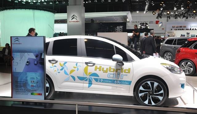 PSAプジョー・シトロエンは、圧縮空気とガソリンエンジンを組みあわせた、あらたなハイブリッド パワートレーンを開発している。圧縮空気を動力に使用する技術は自動車用としてはあたらしいものだが、工業用機械としてはすでに実績があり、開発やメンテナンスに多くの利点があるのだという。