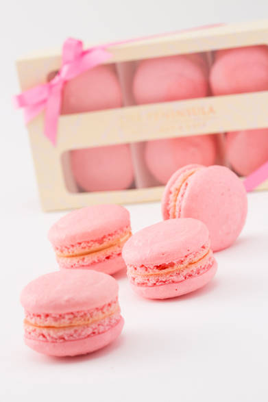 ラズベリーの入ったピンク色のマカロン「“ザ・ペニンシュラ・イン・ピンク”マカロン」　2200円（6個入り）　※売り上げごとに500円が「キープ・ア・ブレスト・ジャパン」や日本乳癌検診学会に寄付される