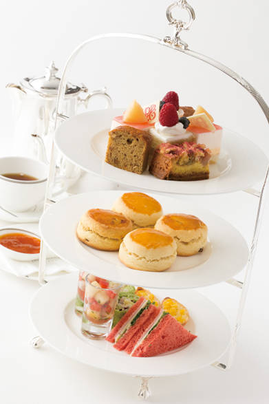 ピンク色のスイーツを効かせた、3段のクラシックなアフタヌーンティー「“ザ・ペニンシュラ・イン・ピンク”クラシックアフタヌーンティーセット」　4200円　※売り上げごとに500円が「キープ・ア・ブレスト・ジャパン」や日本乳癌検診学会に寄付される