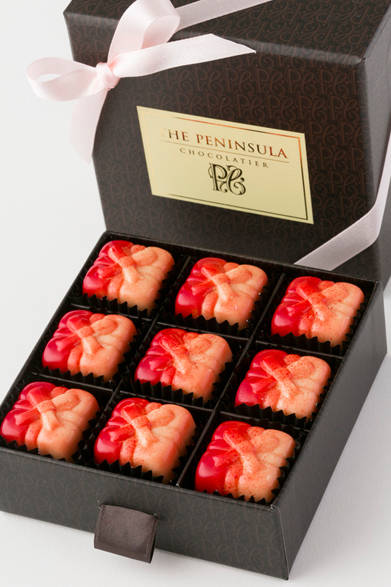 ラズベリーゼリーとレモンのガナッシュが入ったボックス型のチョコレート「“ザ・ペニンシュラ・イン・ピンク”チョコレート」　2100円（4個入り）、3900円（9個入り）、6300円（16個入り）　※売り上げごとに500円が「キープ・ア・ブレスト・ジャパン」や日本乳癌検診学会に寄付される