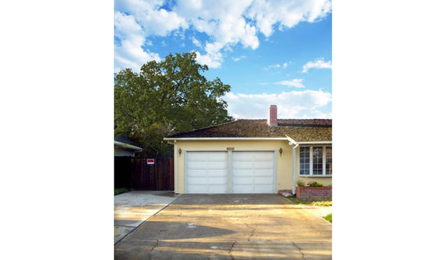 “アップル伝説”は、このジョブズ家のガレージではじまった　© 2013 The Jobs Film,LLC.