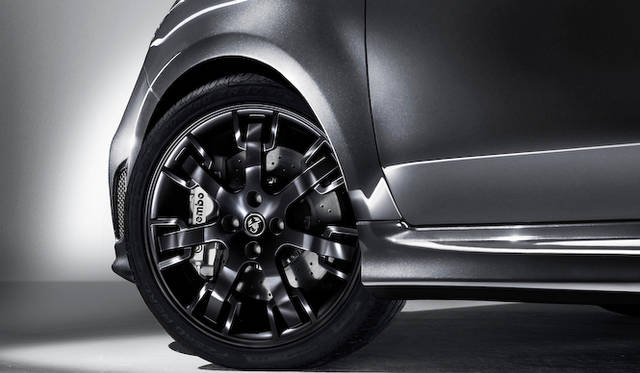 アバルト「695 エディツィオーネ マセラティ」にも、“Rcord Grey”と名付けられた特別カラーのモデルが登場。アバルトが発足した1949年にちなみ、49台限定で発売される