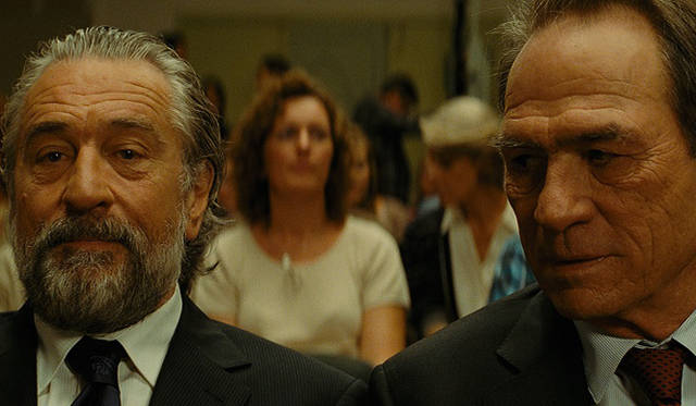 主人公のロバート・デ・ニーロ（左）と、一家を監視するFBI捜査官役のトミー・リー・ジョーンズ　© EUROPACORP- TF1 FILMS PRODUCTION – GRIVE PRODUCTIONS  Photo : Jessica Forde