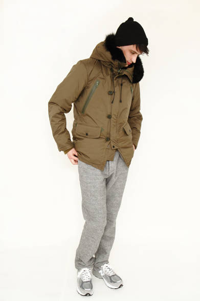「WATERPROOF STRETCH N3B DOWN JACKET FUR」9万9750円、「TWILL FLEECE GATHER SLACKS」2万5725円