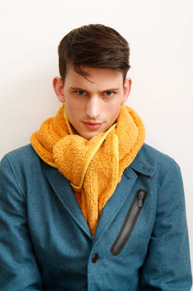 「WATERPROOF 2LAYER TWEED 3B JACKET」5万1450円、「BOA FLEECE MUFFLER」5775円