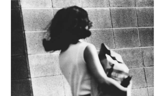 <strong>TOKYO PHOTO｜東京フォト代表 原田知大氏にインタビュー！</strong><br />「車窓からの眺め - 森山大道 ジョエル・マイヤロヴィッツ ジョン・ディヴォラ」<br />Daido Moriyama, On the Road (Route 16), 1969 ©Daido Moriyama