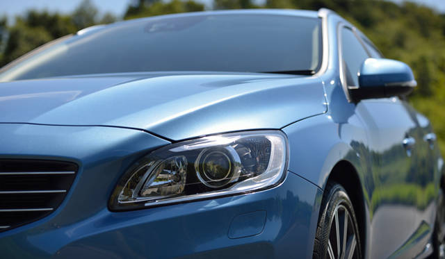 あらたにLEDのヘッドライトを採用し、精悍なフロントマスクとなった2014年モデルのV60