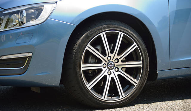 V60のタイヤサイズはT4 SE、T6 AWDともに18インチが設定される