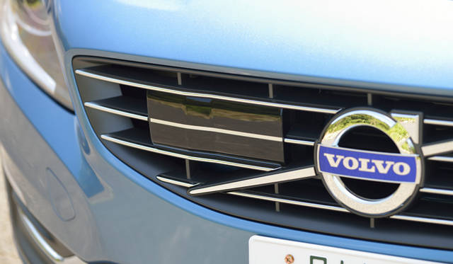 アダプティブクルーズコントロールは、フロントバンパーに備わるレーダーによって稼働。交通の流れに合わせて、加速、走行、減速、停止まで自動でコントロールをおこなう