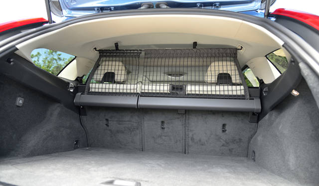 トランク容量は、後部座席を倒すことで最大1,241リットルを確保。通常では430リットルとなる