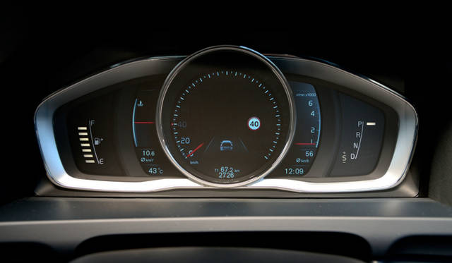 デジタル液晶メーターパネルを採用したあたらしい60シリーズ。好みに応じて「エレガンス」「エコ」「パフォーマンス」の3種類のテーマから表示選択が可能だ