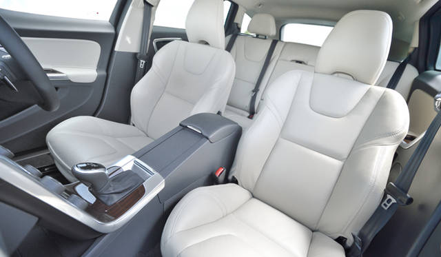 人間工学に基づいた新設計のスポーツシートを採用した60シリーズ。サイドサポートのデザインを一新し、コーナーリング時も最適なポジションを確保することができるようになった