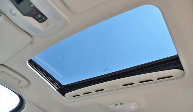 電動サンルーフは17万2,000円のオプション設定