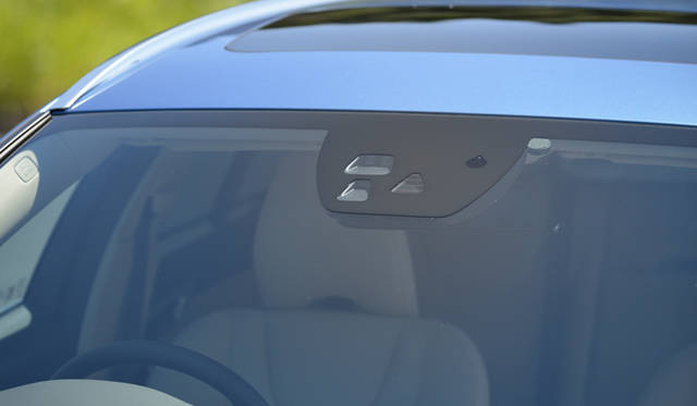 シティ・セーフティで使用するのは、フロントウインドウ上部に備わるステレオカメラ